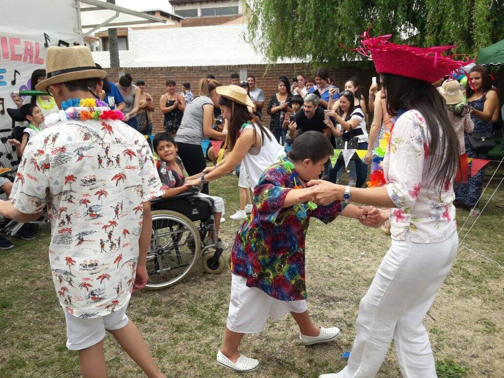img de pacientes de cetenid bailando disfrazados realizando actividades que promueven el autovalidamiendo en las actividades de la vida diaria