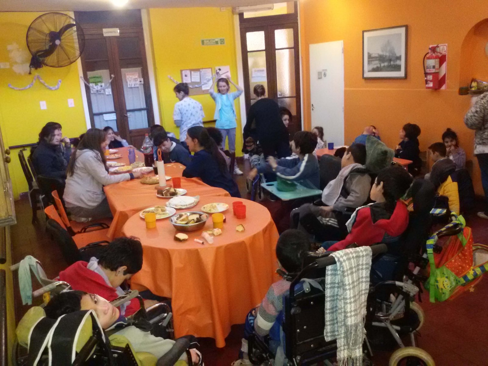 imagen de un almuerzo en el centro terapeutico cetenid