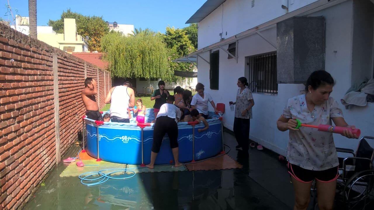 imagen de una actividad ludica en la pileta del centro terapeutico cetenid 